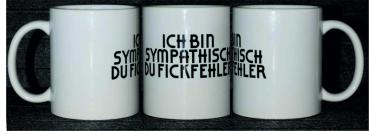 Weiße Tasse mit Spruch "ICH BIN SYMPATISCH DU FICKFEHLER"